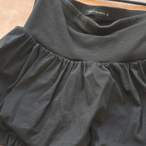 PrettyLittleThing Black Ruffled Crop Top - Picture 2 of 5